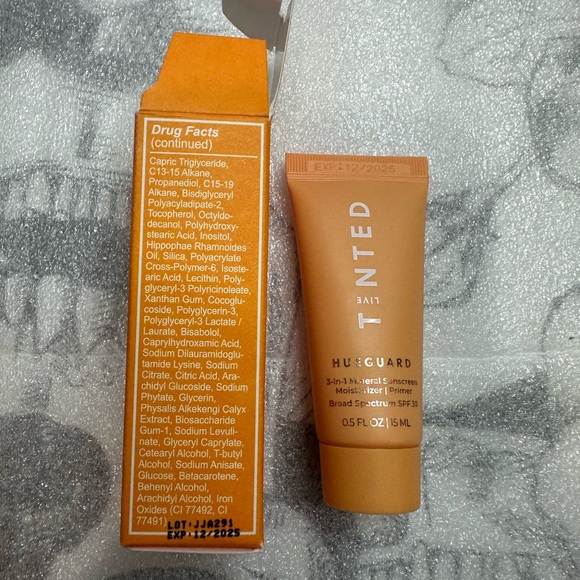 Live tinted huegard 3 in 1 sunscreen,moisturizer,primer spf30, mini size - Picture 5 of 8